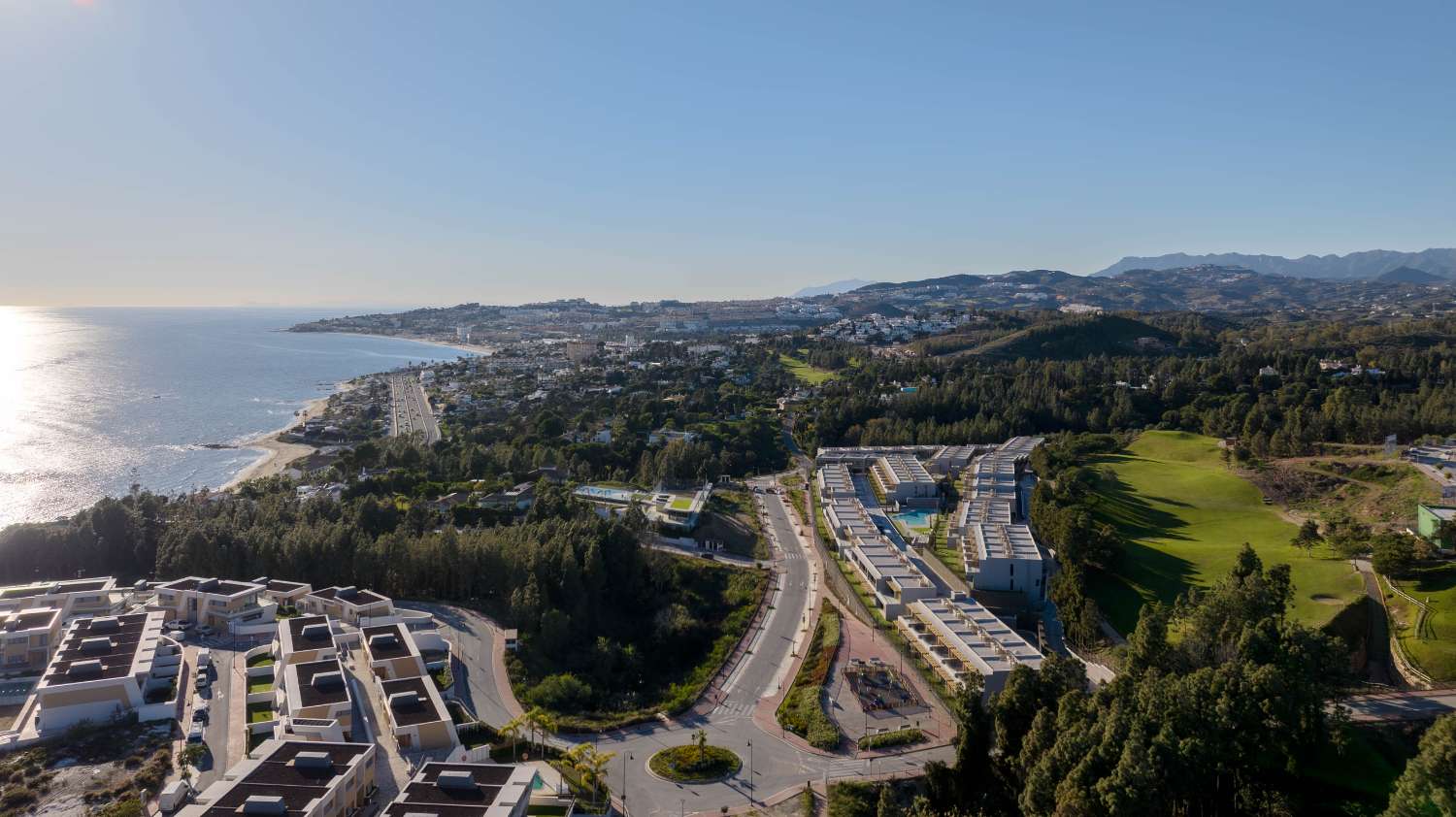 Modernos adosados de obra nueva terminada en Mijas Costa!