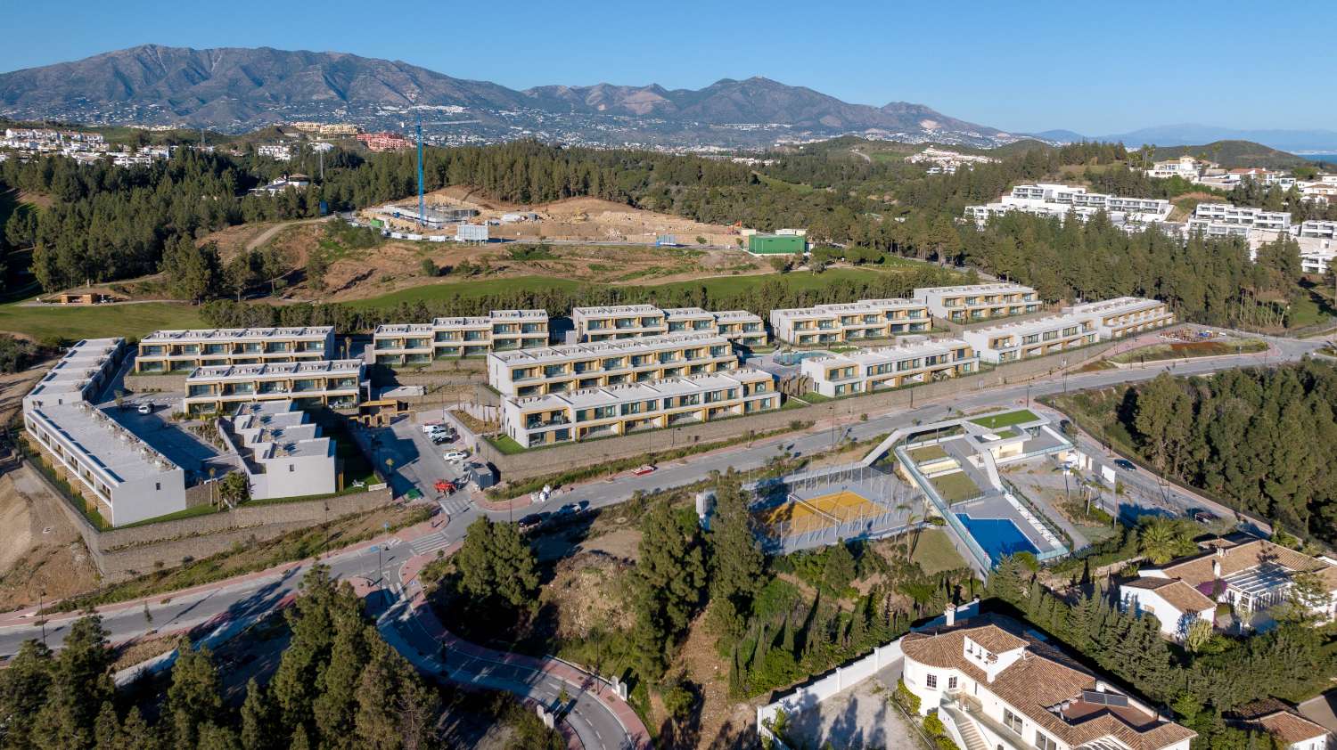 Modernos adosados de obra nueva terminada en Mijas Costa!