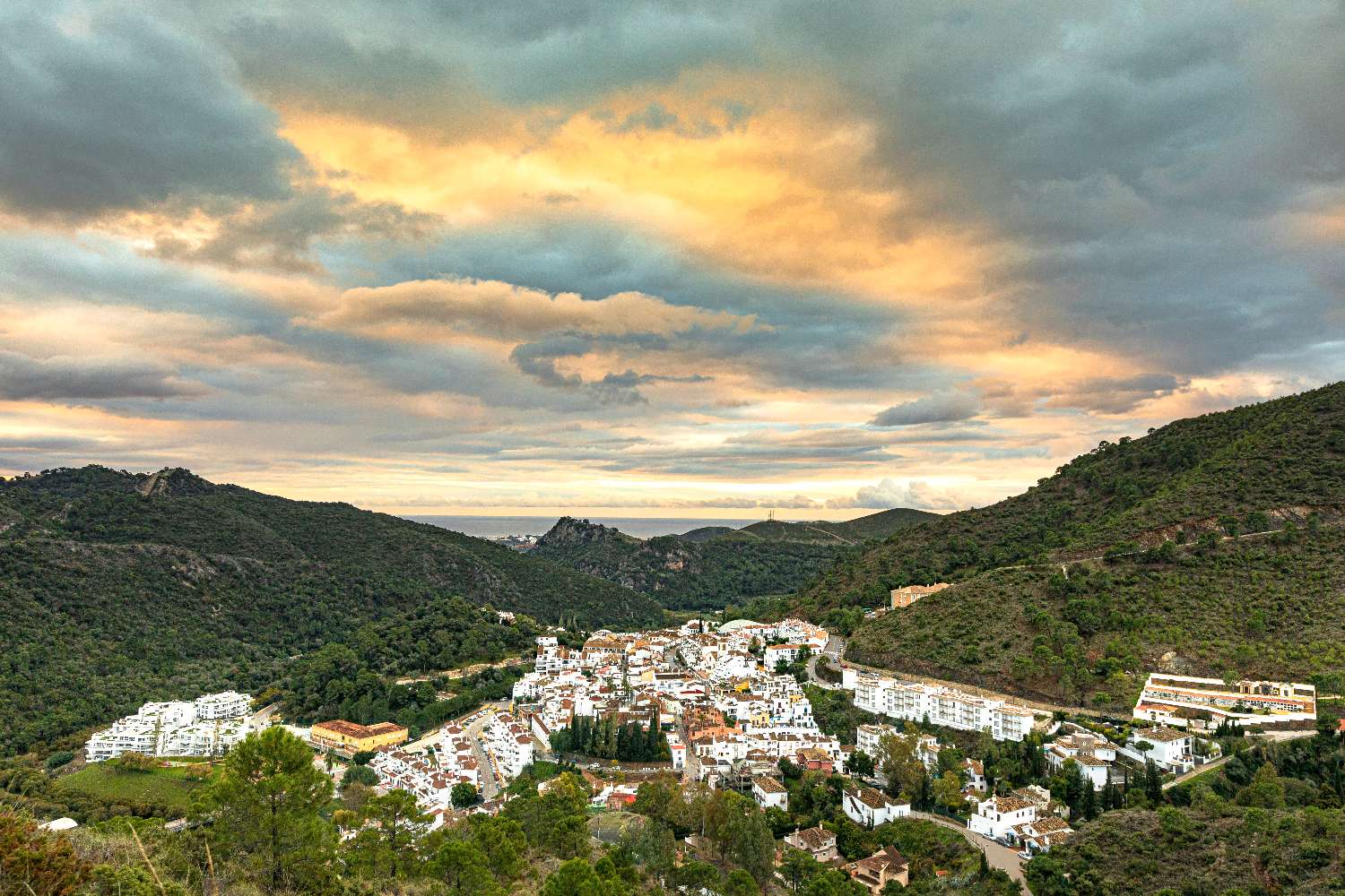 Nueva promoción de apartamentos con vistas al mar en Benahavís!