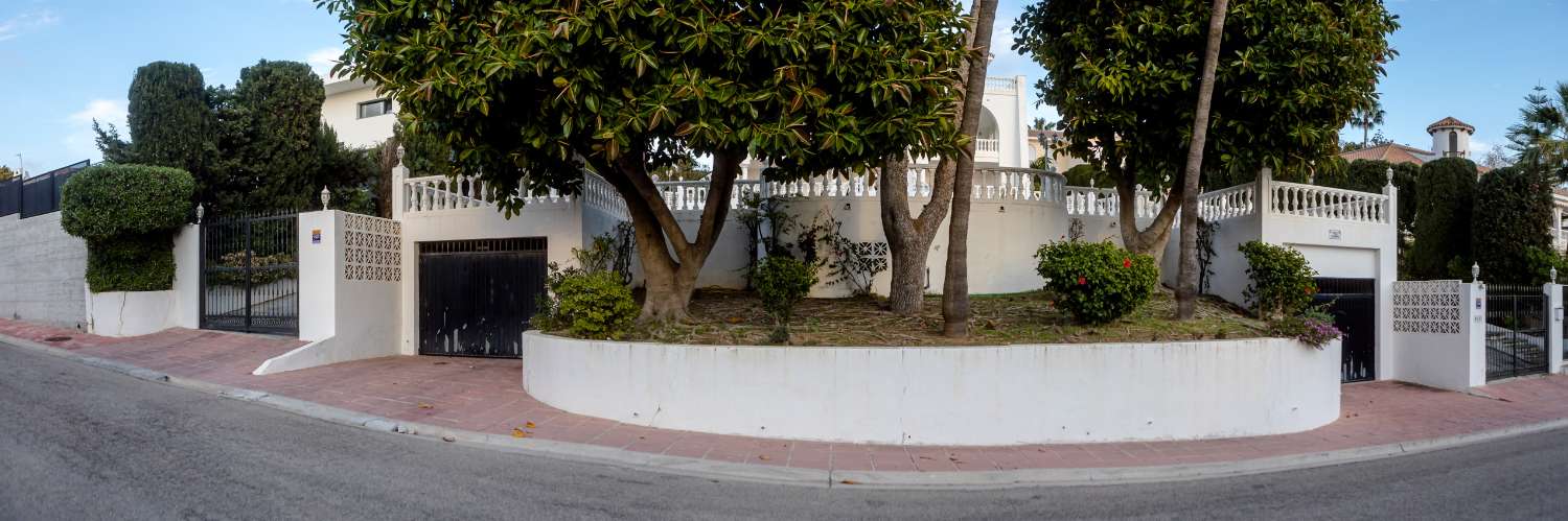 Espectacular villa con vistas al mar en Torrequebrada!